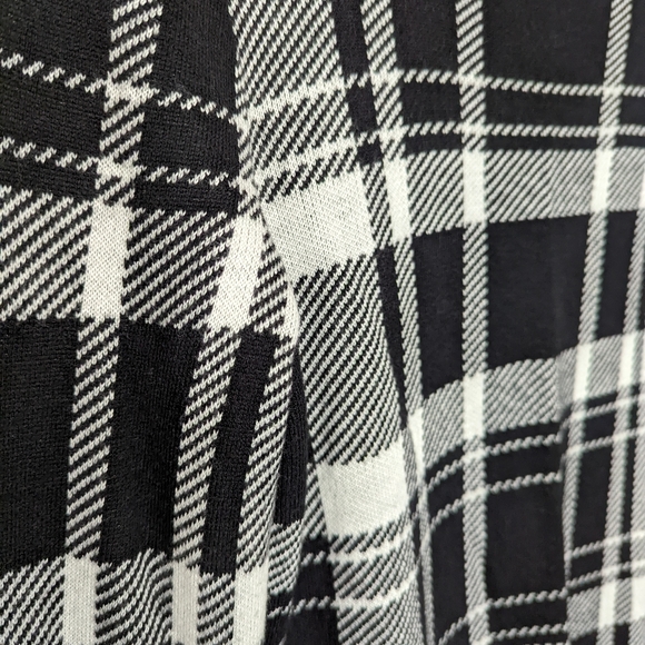 Liz Claiborne Petite Plaid Academia Cropped Cardigan Sweater - Picture 8 of 9